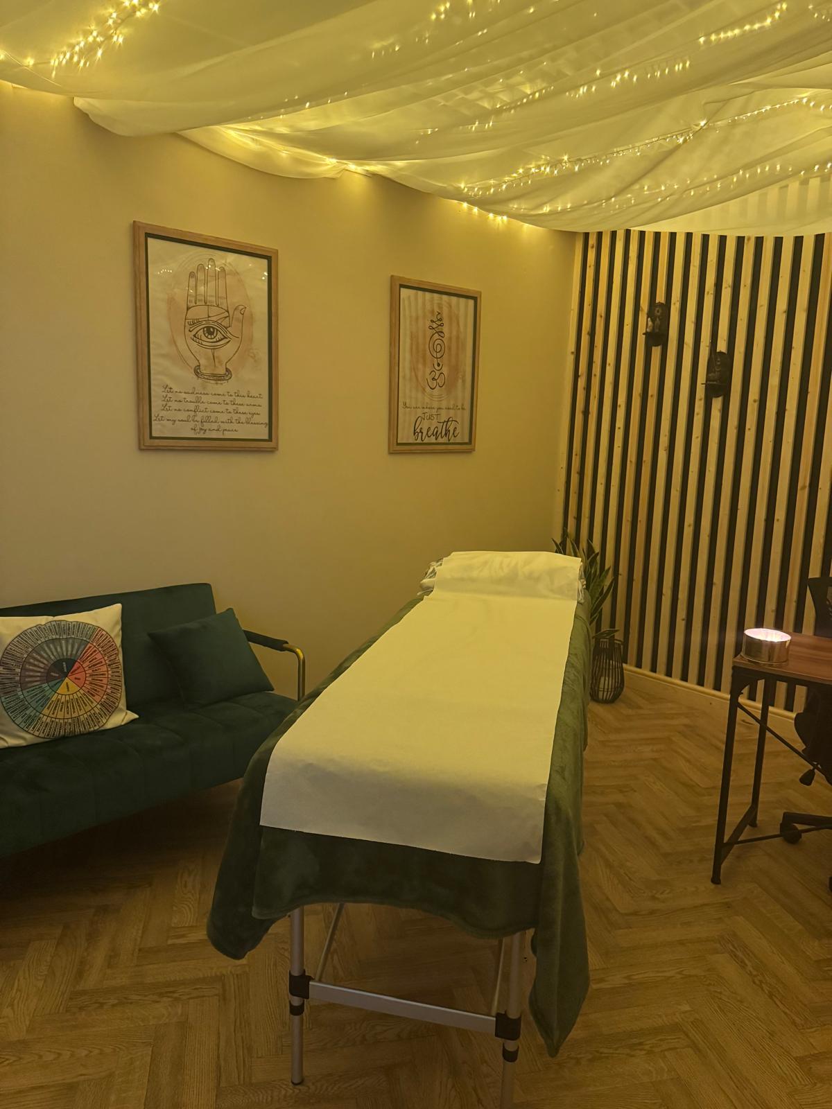 Reiki healing therapy session